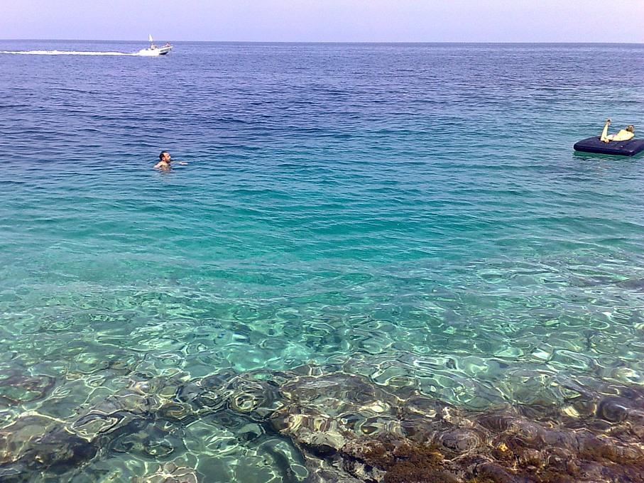 Accesso al mare roccioso 2 km